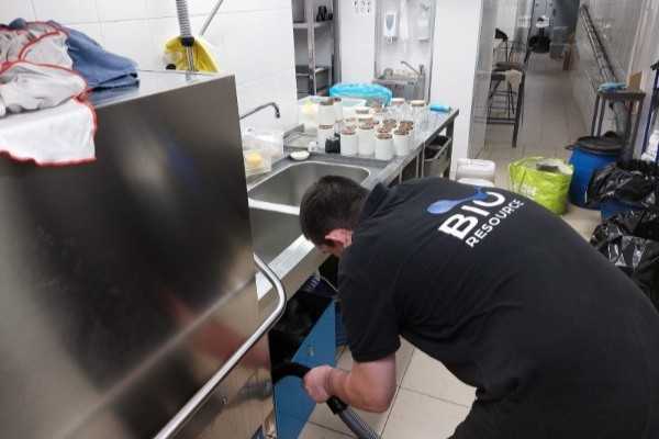 обслуживание уловителя жировых отходов на кухнях столовых
