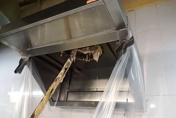 прочистка металлического вытяжного зонта в вентиляционной системе ресторана